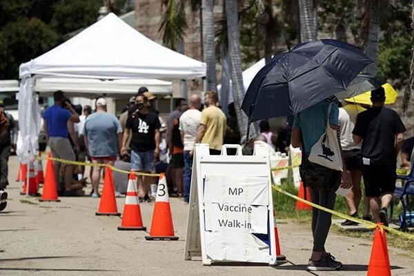 美国旧金山数百人排队接种猴痘疫苗.jpg