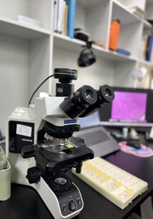 每个病理学家均配备专用的光学显微镜，均配有CCD图像采集.jpg