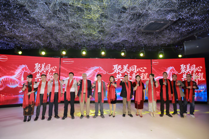 公司高管团队登台举杯祝酒.webp 公司高管团队登台举杯祝酒.webp